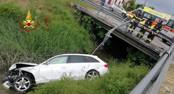 Caltana, l'auto caduta giù da un ponte a seguito dello scontro con un'altra macchina