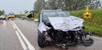 FOTONOTIZIA – Si scontrano un’ambulanza e un auto: tre feriti La vettura e l'ambulanza dopo lo scontro a Chioggia