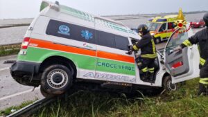 L'ambulanza dopo lo scontro a Chioggia