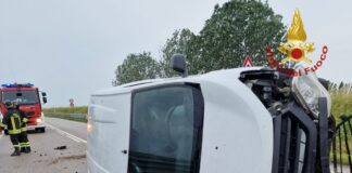 Perde il controllo del furgone e si ribalta sulla strada: morto il conducente Il furgone rovesciato in strada a Brondolo
