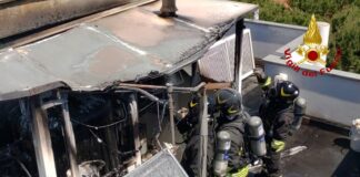 Lido di Venezia, in fiamme il tetto di un hotel I Vigili del Fuoco durante le operazioni di spegnimento dell'incendio sul tetto dell'hotel