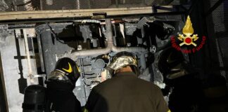 Maerne, incendio in un’azienda I Vigili del Fuoco durante le operazioni di spegnimento dell'incendio a Maerne