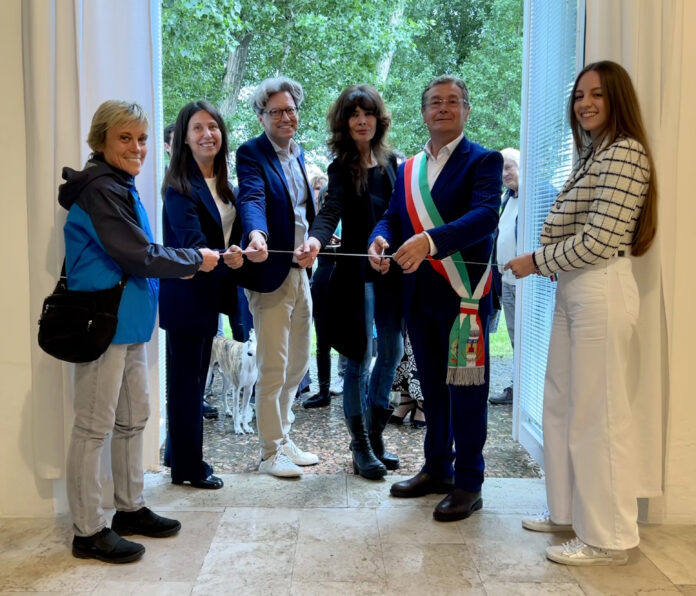 Taglio del nastro inaugurazione Mostra arte contemporanea _VINICIO VIANELLO. STAGIONI DIVERSE_