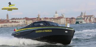 Uomo cade in mare, salvato da una vedetta della Guardia di Finanza Vedetta della Guardia di Finanza di Venezia