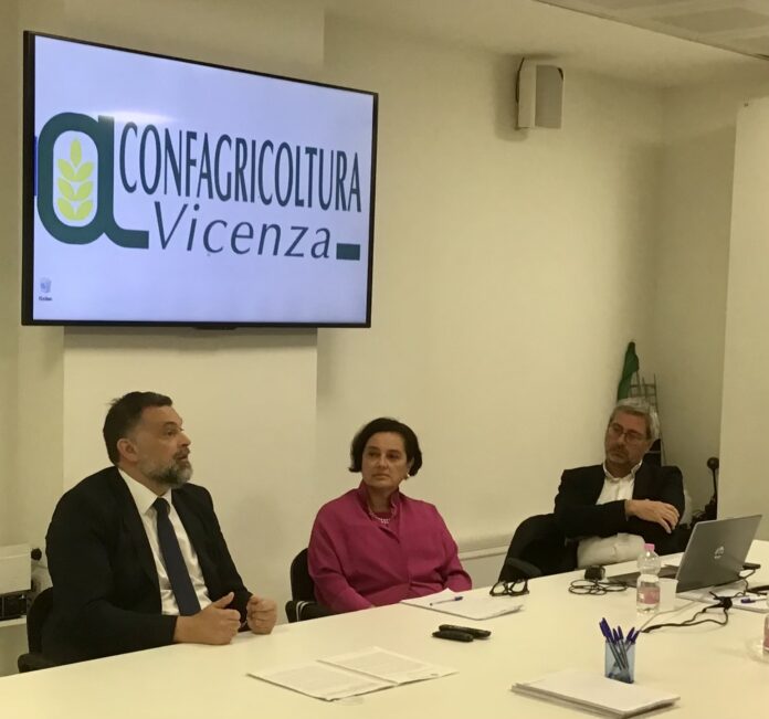 da sx De Carlo, Trettenero e Massimo Chiarelli direttore Confagri Veneto