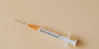 Netturbina punta da una siringa gettata nelle spazzature senza protezione Siringa senza protezione - foto rawpixel.com su Freepik