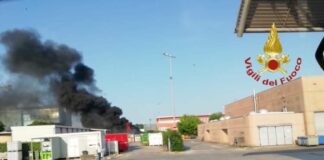 Veritas, in fiamme due cassoni pieni di rifiuti I cassonetti a fuoco nell’impianto di Veritas