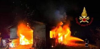 Noale, in fiamme un capanno agricolo Il capanno agricolo in fiamme