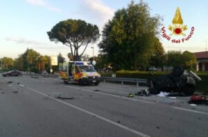 L’automobile finita rovesciata