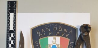 Fermato per un controllo, scoperto con arnesi da scasso e refurtiva Arnesi da scasso e coltello sequestrati dalla Polizia Locale