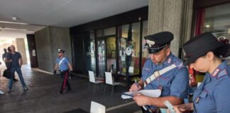 Brugine: Tenta di sfondare a martellare il distributore di sigarette e aggredisce i Carabinieri, denunciato.