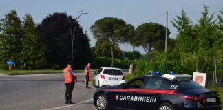 Fermati dai Carabinieri, trovati in possesso di patente falsa, droga e pistola, denunciati.