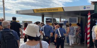 Borseggiatori arrestati dopo aver derubato una turista Controlli dei Carabinieri all'imbarcadero, dove sono stati sorpresi i borseggiatori