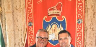 Salva un uomo dall’annegamento, Cristiano Bonora riceve il gagliardetto di Venezia Cristiano Bonora riceve il gagliardetto dall'Assessore Sebastiano Costalonga