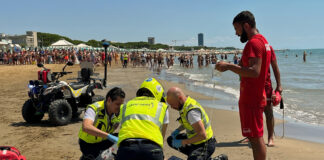 A Jesolo esercitazioni di salvataggio in mare Jesolo, esercitazione di salvataggio in spiaggia
