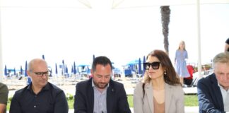 Meno plastica in spiaggia: firmato un accordo a Jesolo Meno plastica in spiaggia, la firma del protocollo