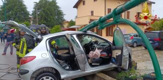 Si schianta con l’auto contro un palo della luce, ferita una donna La macchina andata a finire contro il palo della luce