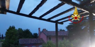 Incendio al quarto piano di un palazzo La pompeiana incendiata al quarto piano di un palazzo