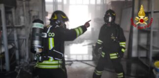 Incendio in un magazzino, il sindaco di Fossalta: “Tenete chiuse le finestre” La scena dell'incendio a Fossalta di Portogruaro