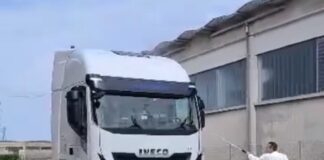 Marcon dimissionario lava un camion e cita Doc “Il futuro non è scritto”