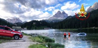 Parcheggia senza freno a mano, ritrova l’auto nel lago di Misurina