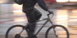 Andava a rubare in bici citofonando prima, fermato.