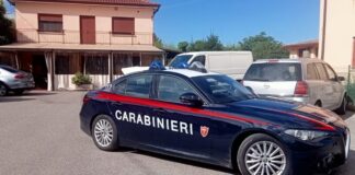 Chiedono di abbassare la voce, scatta la rissa