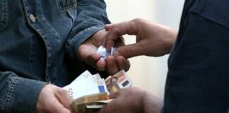 Mestre, fermato un pusher minorenne con quasi 1 etto di hashish pusher e cliente - foto di archivio