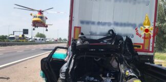 A4, auto tampona Tir: un morto e tre feriti di cui due bambini Autostrada A4, l'automobile dopo il tamponamento con il tir