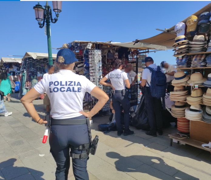 Recenti controlli della polizia Locale di Venezia in Riva degli Schiavoni