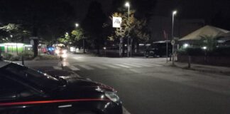 Getta via la droga e scappa, ma viene fermato e denunciato