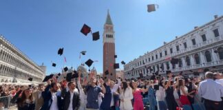 Giorno delle lauree in piazza San Marco Giorno delle Lauree in Piazza San Marco, il Lancio dei Tocchi