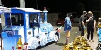 Eraclea, si rovescia vagone di un trenino turistico: feriti – FOTO E VIDEO Il trenino rovesciato a Eraclea