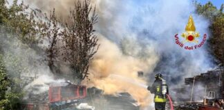Dolo, in fiamme un capannone: fumo visibile da molto lontano Le operazioni di spegnimento dell’incendio a Dolo