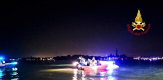 Barchino urta una briccola, giovane sbalzato in acqua muore Le operazioni di recupero del corpo del giovane