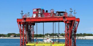 Mose: al via la manutenzione della prima paratoia Il prelievo della prima paratoia del Mose da parte di Fincantieri