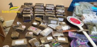 La GDF sequestra 140mila euro a uno spacciatore La droga e il materiale sequestrato allo spacciatore