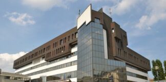 Davanti al Tribunale con la benzina, deferito