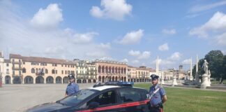 Rubano 3600 euro usando la carta presa dal portafogli. Denunciati rubano carta di credito