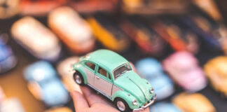 Vendono modellini ma sono “tarocchi”, deferiti.