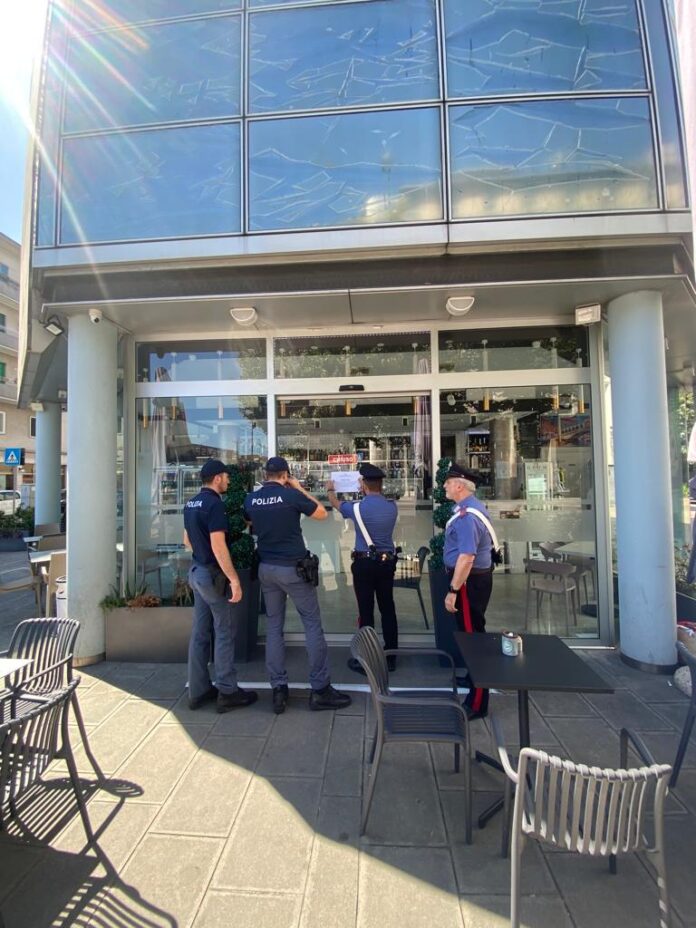 La Polizia appone i sigilli al bar in via Gozzi a Mestre