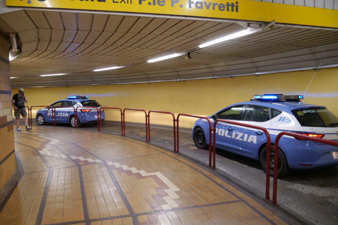 Controlli della Polizia di Stato nel sottopassaggio ferroviario Mestre-Marghera