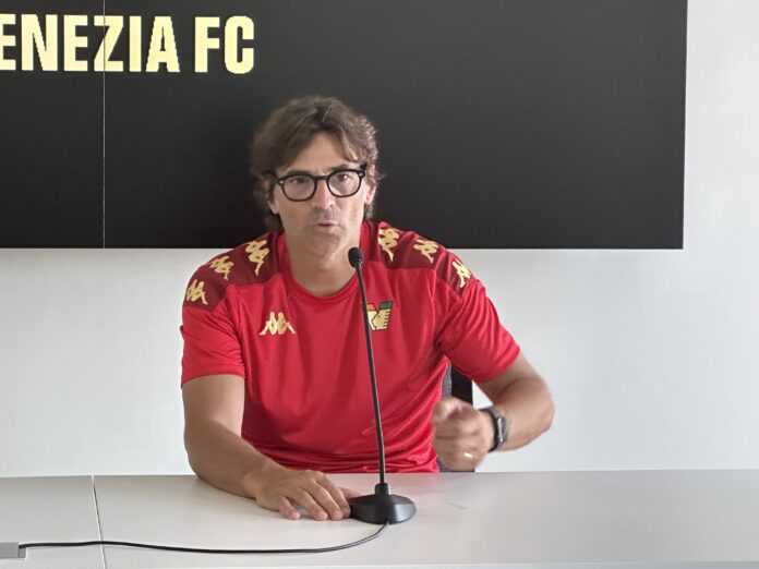 Paolo Vanoli, allenatore del Venezia FC, nel corso di una conferenza stampa - foto notizieplus
