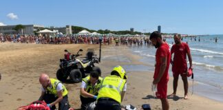 Bibione, domani maxi esercitazione di soccorso sulla spiaggia Maxi-esercitazione di salvataggio sulla spiaggia - foto di repertorio