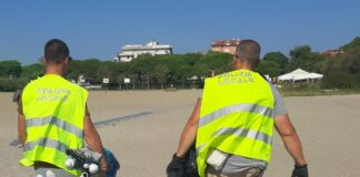 Lido di Venezia, sequestrati 100 ombrelloni, asciugamani e brandine e multati due venditori La Polizia Locale di Venezia nel blitz contro il commercio abusivo al Lido