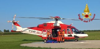 Caorle, recuperata in mare una salma in avanzato stato di decomposizione Il recupero della salma con l’elicottero Drago 149