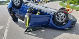 Cavarzere, incidente tra due auto: una donna ferita Cavarzere, i soccorsi dei Vigili del Fuoco sulla scena dell'incidente stradale