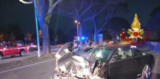 Jesolo, perde il controllo dell’auto e finisce fuori strada: autista irreperibile L'auto finita fuori strada a Jesolo