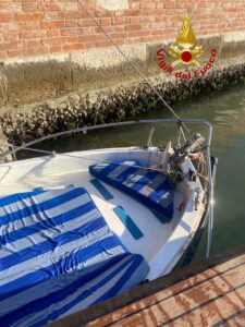 La barca finita contro la briccola a Burano