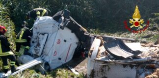 Cona, autocisterna finisce rovesciata fuori strada: ferito l’autista L'autocisterna finita rovesciata fuori strada